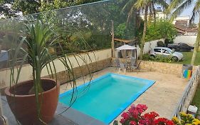 Pousada I House Beach Brasil - com piscina, garagem GRATUITA, Wi Fi, Espaço família para churrasco, Suites com varanda e frigobar, Suites com banheiro e Quartos Standart com banheiro externo, 300m da praia da Tupi, restaurantes e padarias na esquina